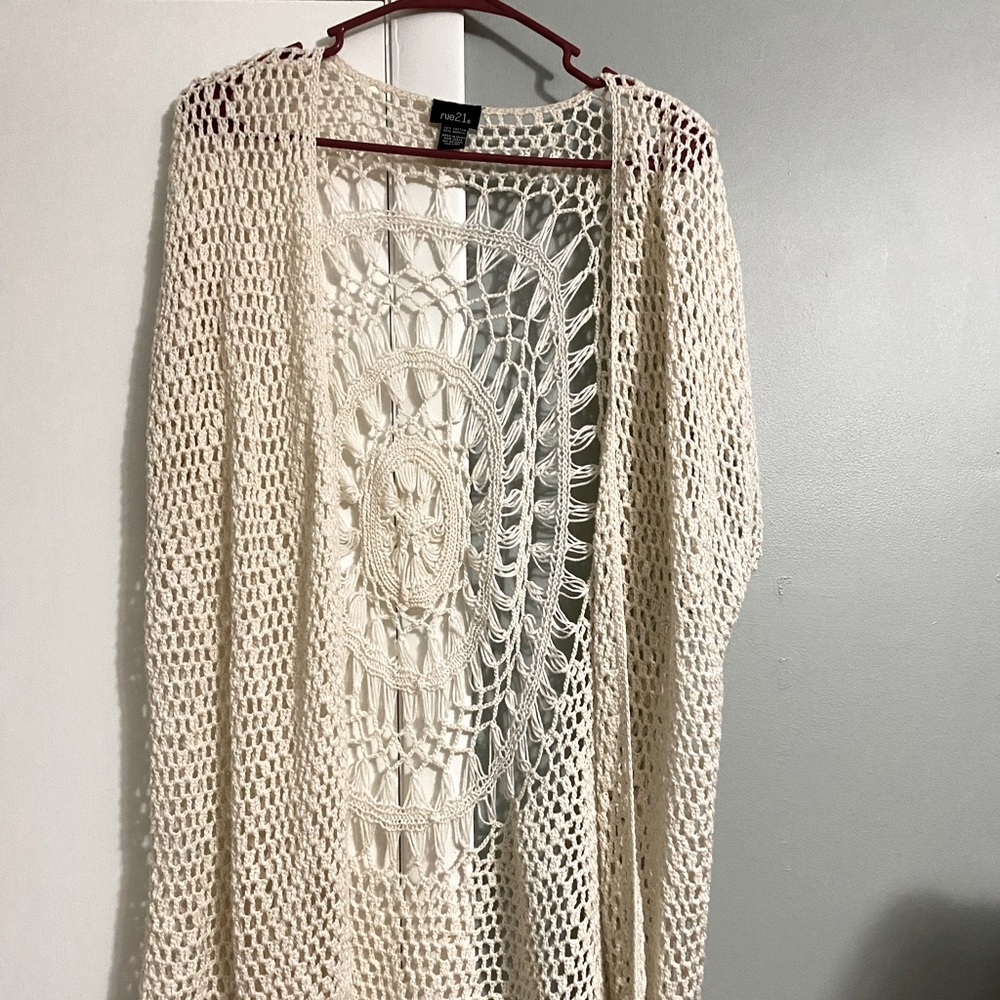 Creme colored weaved cardigan. Fit sm-md